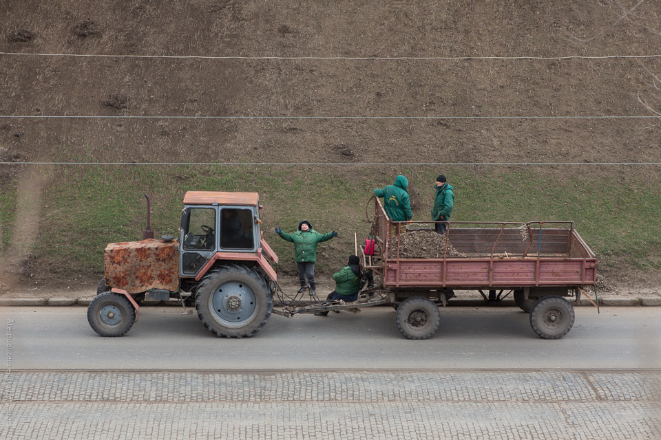 Arbetare vid traktor